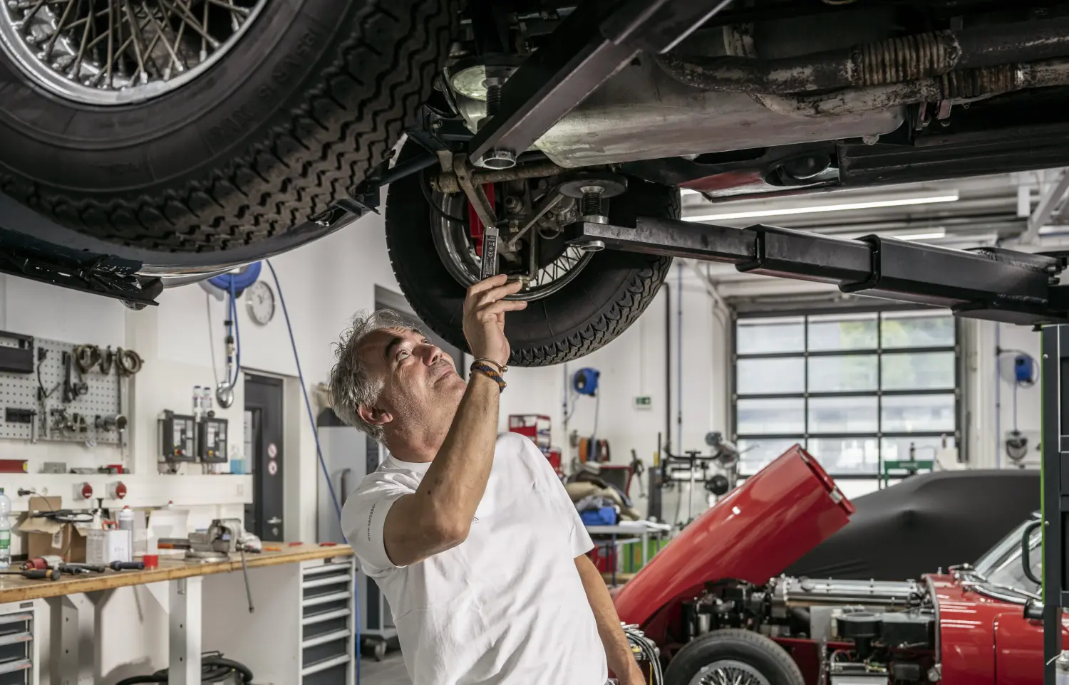 Jaime Iglesias schaut sich das Auto an